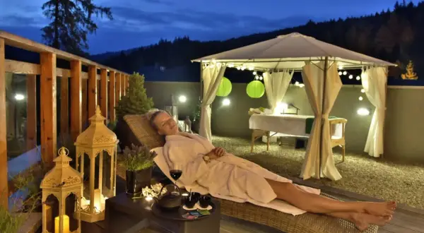 Relaks na tarasie podczas wieczoru. Idealny weekend z przyjaciółką, pełen spokoju i odprężenia.