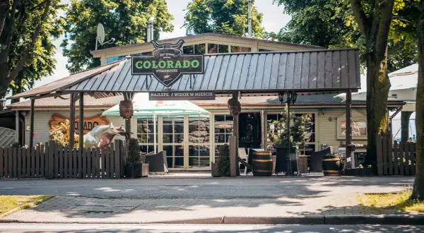 Colorado Steakhouse – świetne miejsce, gdzie zjeść w Szczecinie. Wystrój w stylu western, z koniem i beczkami.