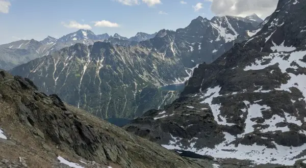 Szpiglasowy Wierch z Doliny Pięciu Stawów. Majestatyczne szczyty Tatr, pokryte śniegiem i zielenią, z widokiem na turkusowe jeziora.