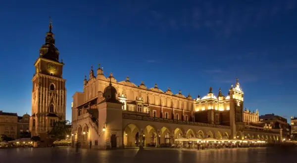Wieczorny Rynek Główny w Krakowie, z Sukiennicami i wieżą Ratuszową, to jedne z najładniejszych miejsc w Krakowie.