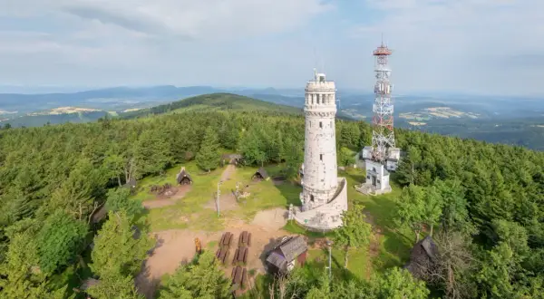 Wieża widokowa i maszt telekomunikacyjny na szczycie góry. Wokół las i polana z ławkami. Wielka sowa trasa zaprasza do podziwiania panoramy.