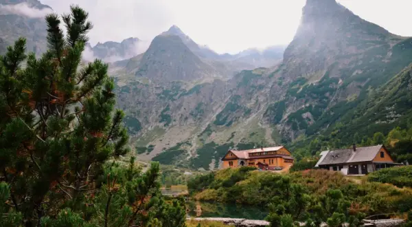 Tatry Słowackie gdzie nocować? Dwa schroniska nad jeziorem, otoczone zielenią i majestatycznymi szczytami.