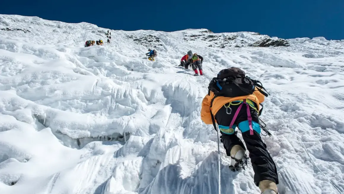 Wspinaczka na największy szczyt na świecie. Grupa alpinistów pokonuje lodowy stok, każdy krok to walka o oddech i przetrwanie.