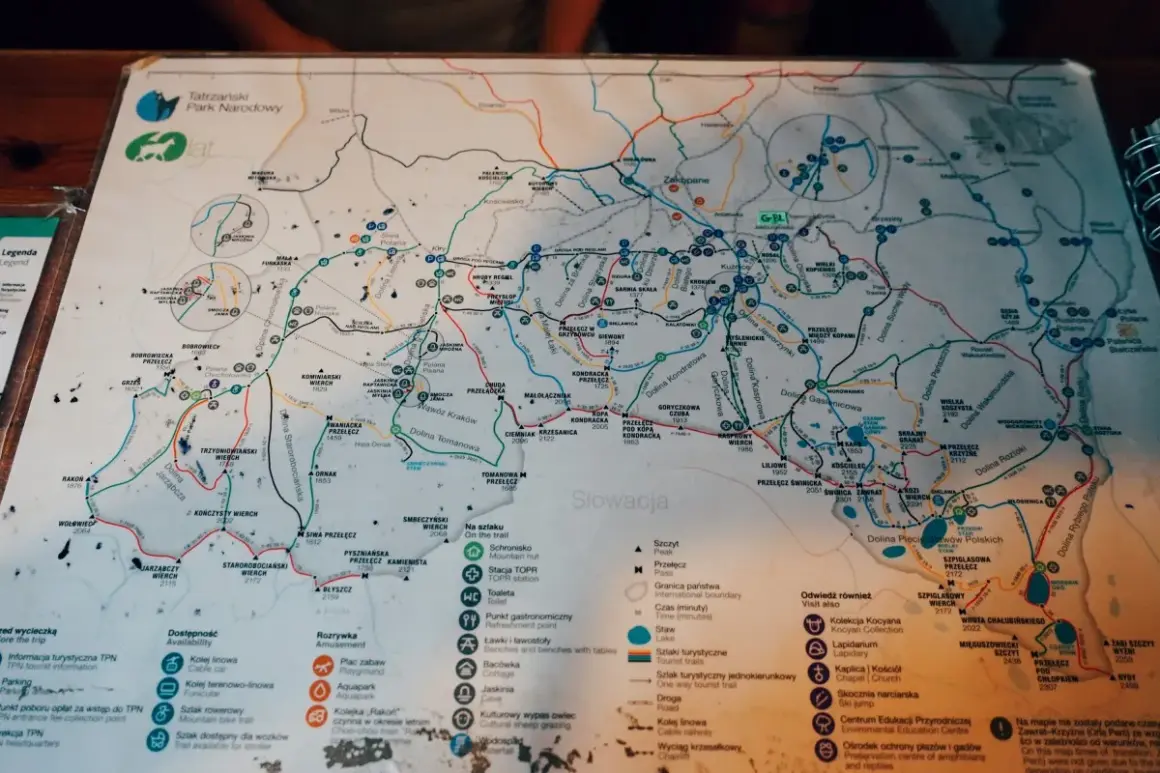 Mapa Tatrzańskiego Parku Narodowego z zaznaczonymi szlakami, schroniskami i szczytami. Można sobie wyobrazić, jak hasające zające tatry przemierzają te malownicze tereny.