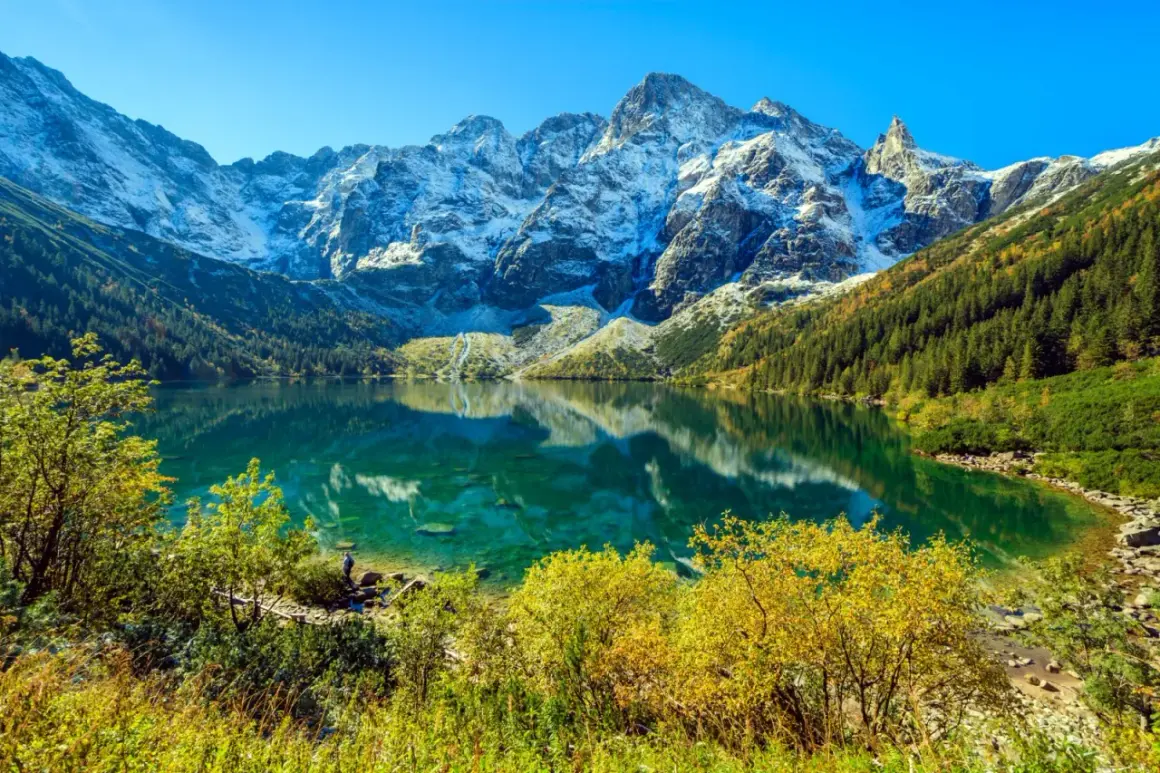 Piękna trasa nad Morskie Oko. Turkusowa tafla jeziora odbija ośnieżone szczyty Tatr i jesienne lasy.