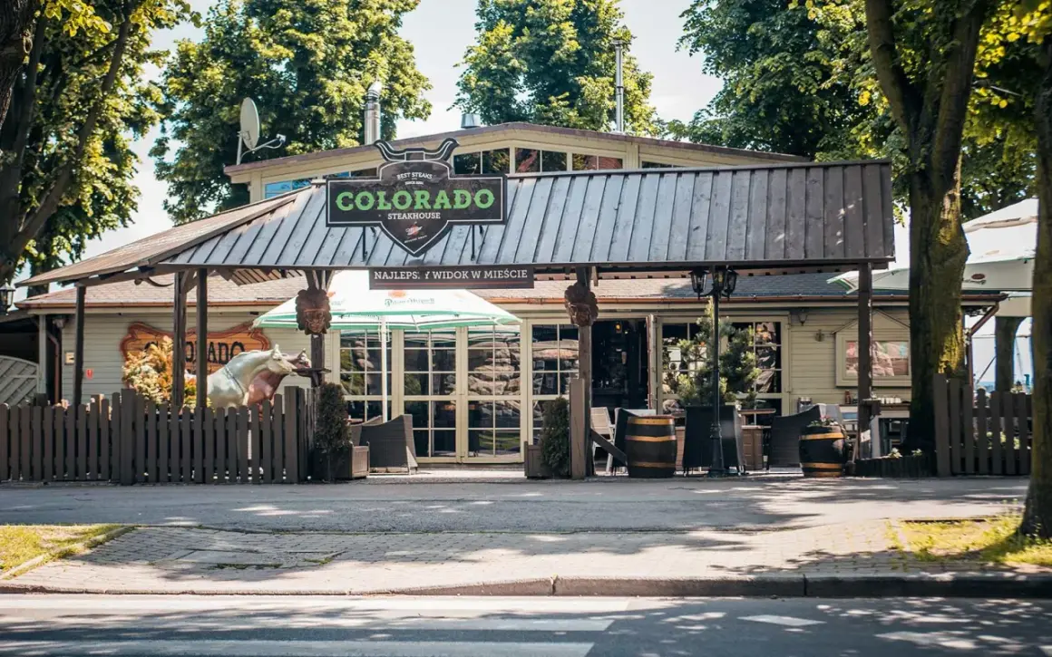 Colorado Steakhouse – świetne miejsce, gdzie zjeść w Szczecinie. Wystrój w stylu western, z koniem i beczkami.