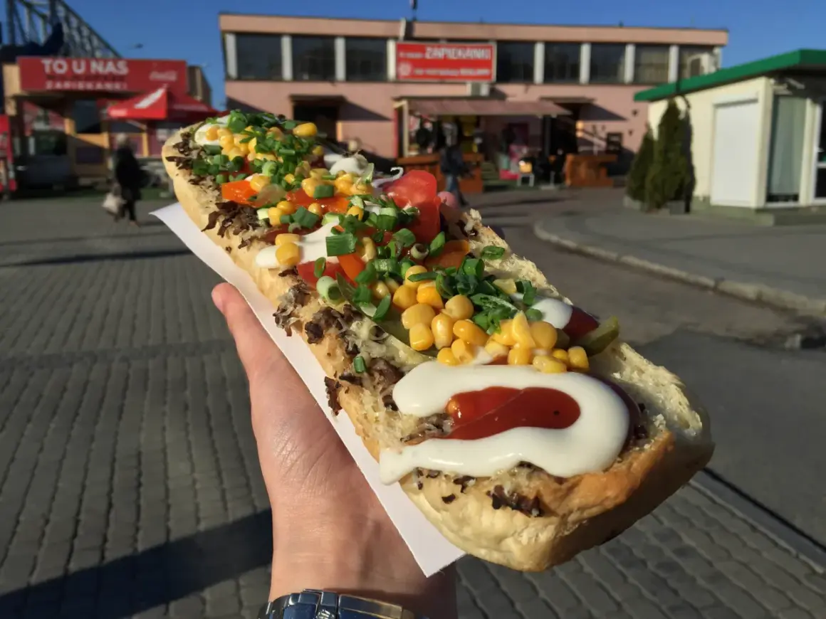 Zapiekanka z kukurydzą, pomidorem i sosami. Idealne miejsce, gdzie dobrze i tanio zjeść w Rzeszowie.