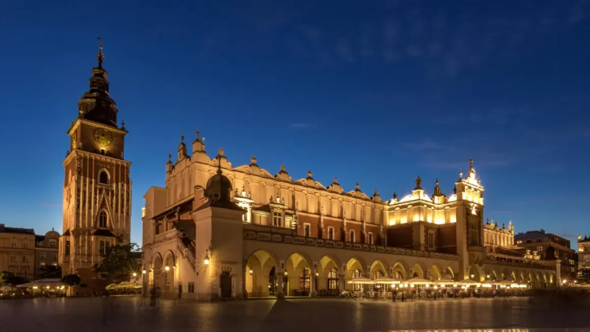 Wieczorny Rynek Główny w Krakowie, z Sukiennicami i wieżą Ratuszową, to jedne z najładniejszych miejsc w Krakowie.
