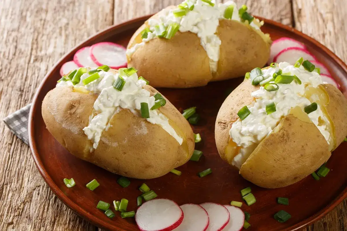 Pieczone ziemniaki z twarożkiem i szczypiorkiem, idealne, by zjeść w Poznaniu.