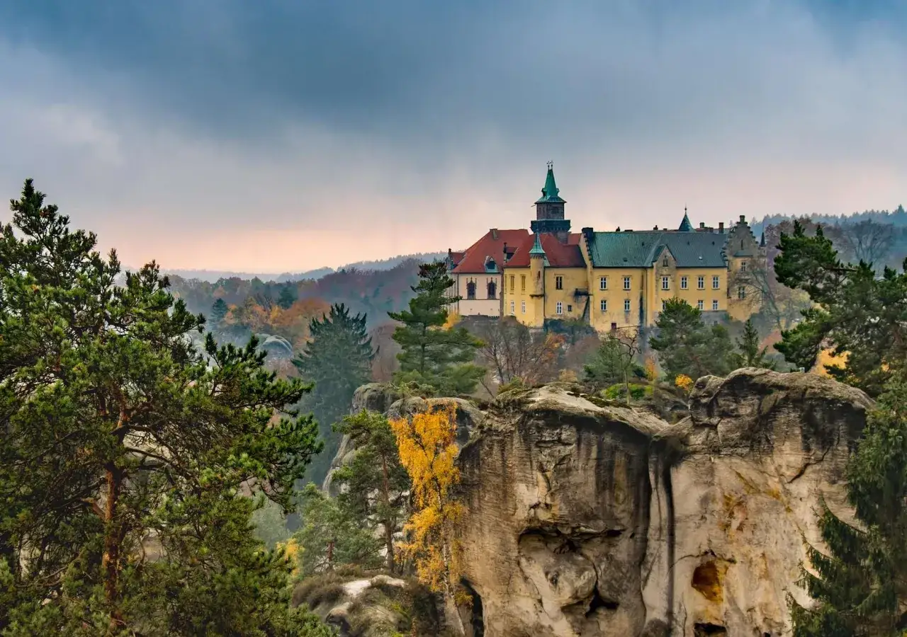 Zamek Hrubá Skála, jedna z głównych czeski raj atrakcje, góruje nad skalistym krajobrazem jesienią.