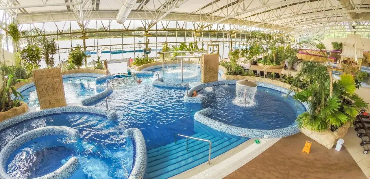 Wodne atrakcje w aquaparkach w Polsce: baseny z hydromasażem, wodospady i tropikalna roślinność tworzą raj dla relaksu.