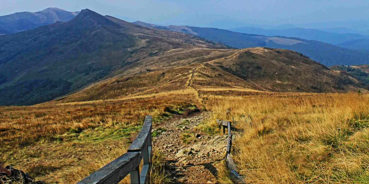 Bieszczady jakie to góry? To falujące połoniny, kamieniste ścieżki i bezkresne przestrzenie. Widok zapiera dech w piersiach.