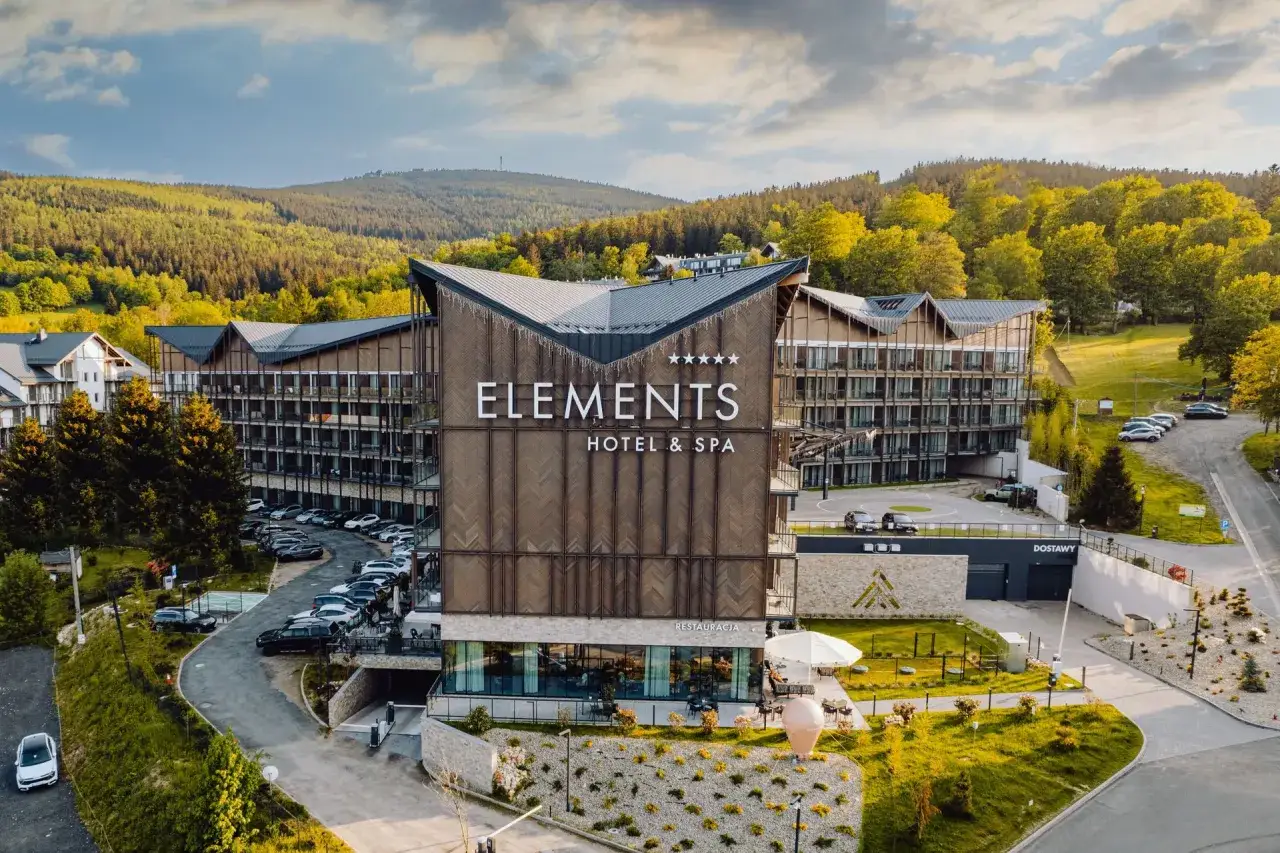 Nowoczesny hotel Elements Hotel & Spa w otoczeniu zieleni, idealny na rodzinne wakacje. To miejsce, gdzie hotele dla dzieci oferują komfort i atrakcje.