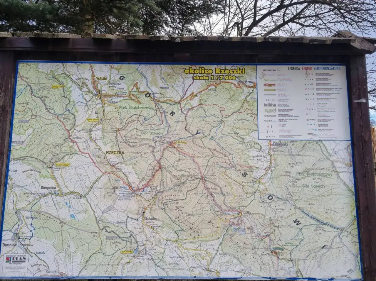 Mapa turystyczna okolic Rzeczki w Górach Sowich. Widoczne szlaki, miejscowości i legenda.
