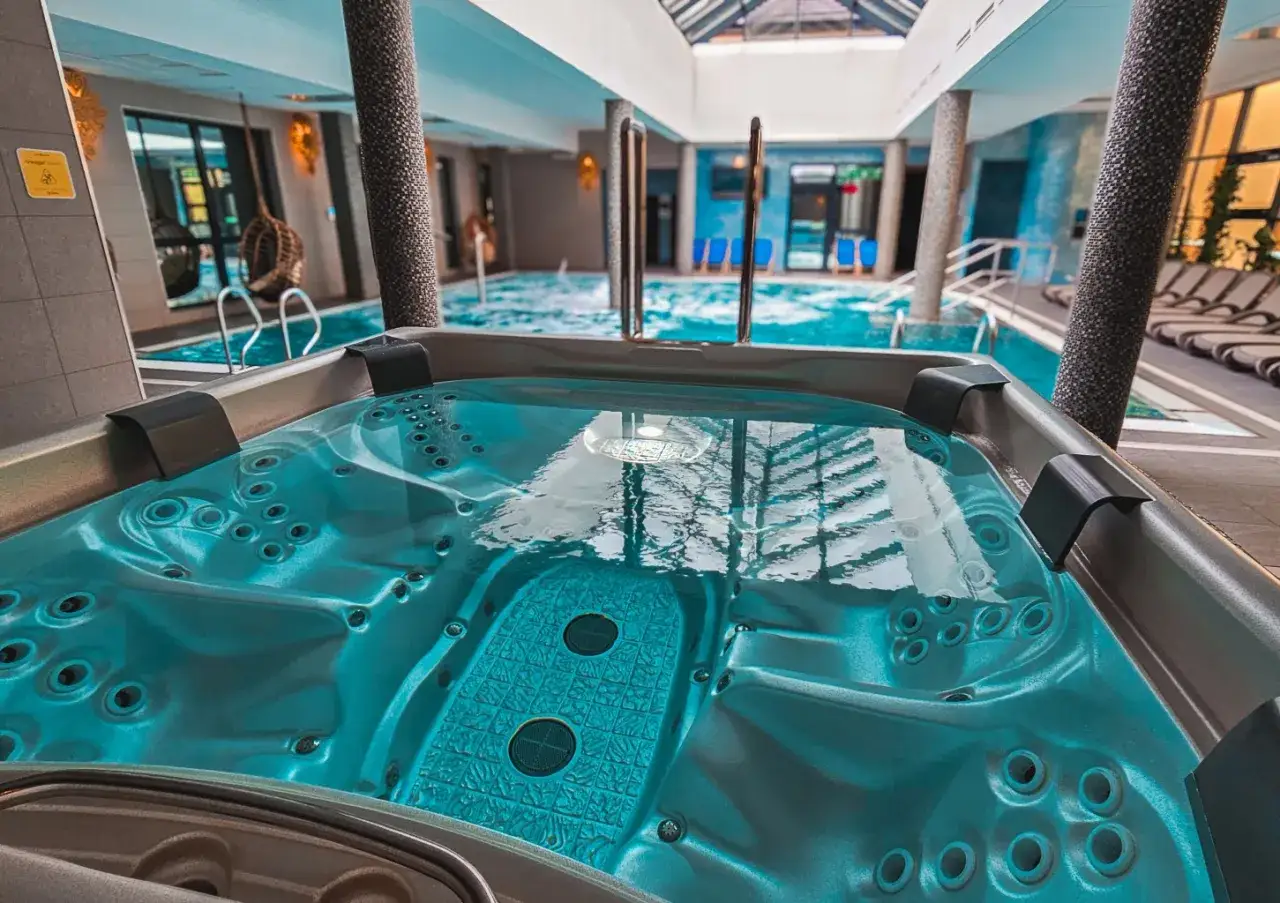 Relaks w basenie i jacuzzi. Nowoczesne termy na Śląsku zapraszają do odpoczynku w luksusowych wnętrzach.