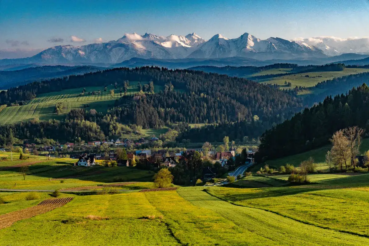 Zielone wzgórza, lasy i malownicza wioska pod ośnieżonymi szczytami. Tak właśnie wyglądają Pieniny, gdzie są te cuda natury.