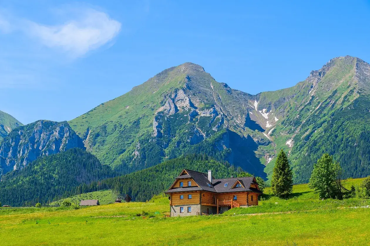 Drewniany dom w górach, idealne miejsce na relaks. Zakopane atrakcje dla dorosłych to nie tylko Krupówki, ale i takie widoki.