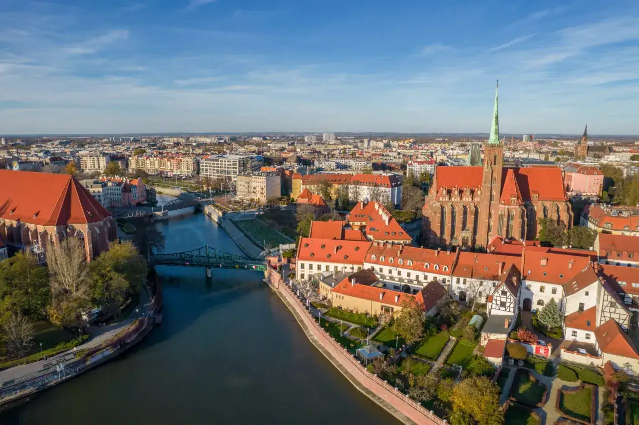 Wrocław z lotu ptaka: katedra, rzeka i urokliwe kamienice. Idealne miejsce, by odkryć, co robić we Wrocławiu.