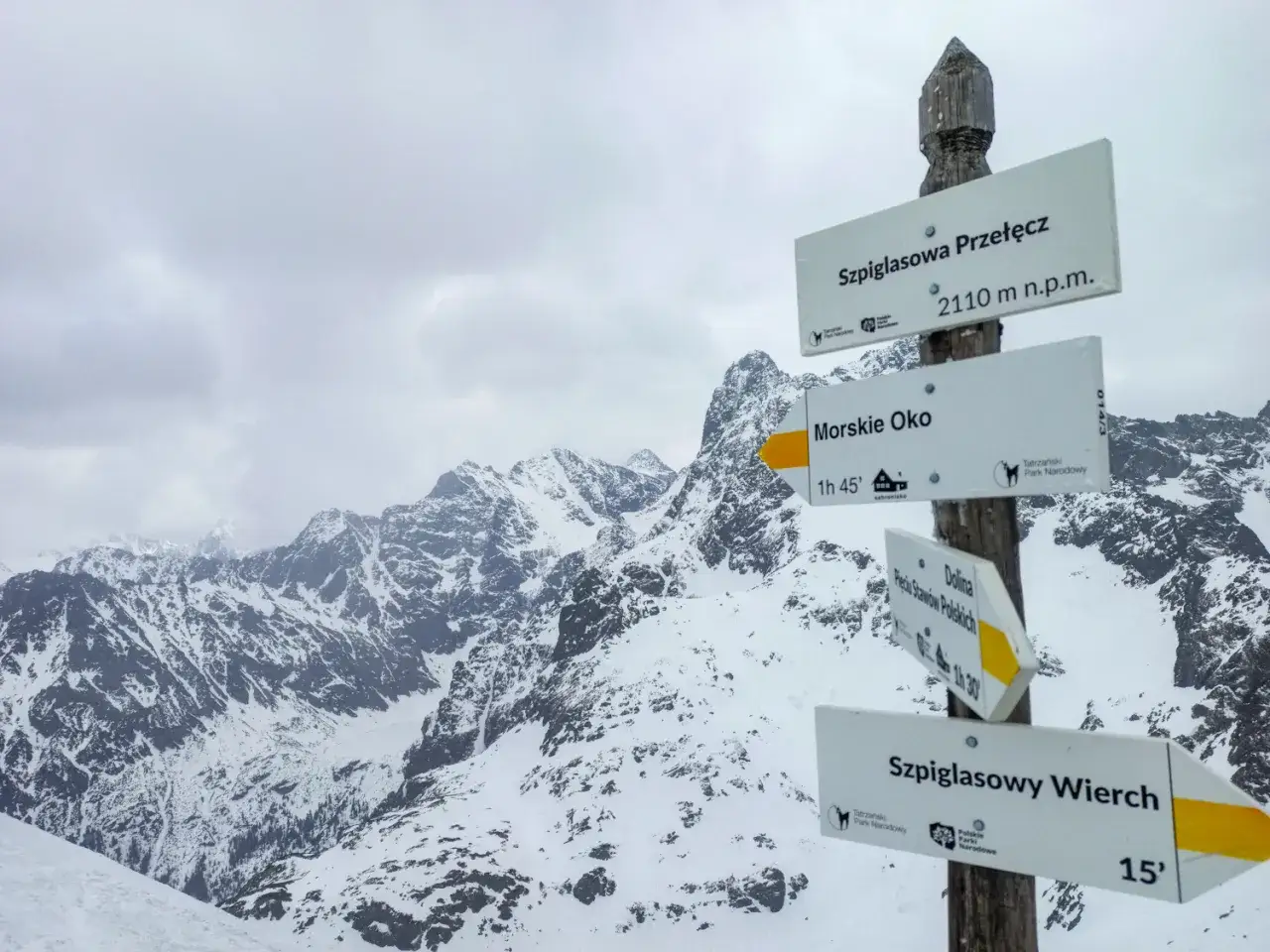 Szpiglasowy Wierch z Doliny Pięciu Staw&oacute;w. Znaki wskazują drogę na Szpiglasową Przełęcz i Morskie Oko.