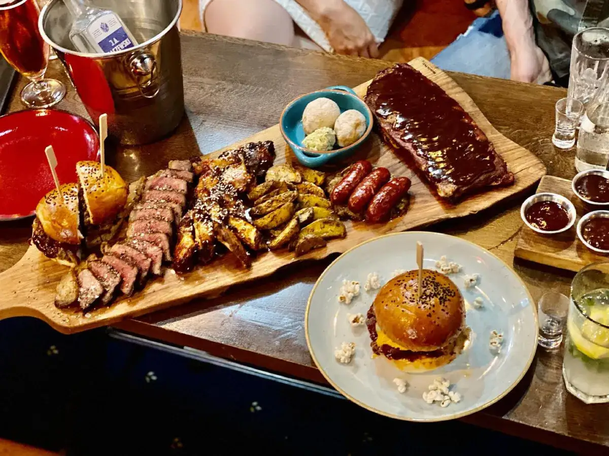 Pyszne żeberka, steki, mini burgery i kiełbaski na desce. Idealne miejsce, gdzie dobrze i tanio zjeść w Rzeszowie.