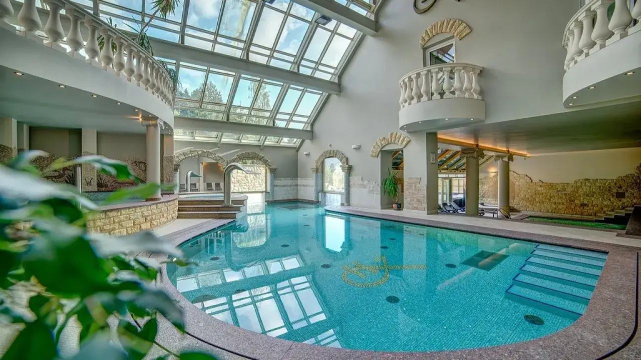 Luksusowy hotel z basenami termalnymi pod przeszklonym dachem. Woda w basenie jest krystalicznie czysta, a jego dno zdobi mozaika.