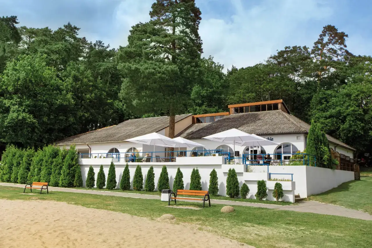 Szukasz miejsca, gdzie zjeść w Szczecinie? Ta restauracja nad jeziorem z tarasem i widokiem na las zaprasza na posiłek.