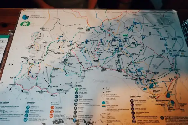 Mapa Tatrzańskiego Parku Narodowego z zaznaczonymi szlakami, schroniskami i szczytami. Można sobie wyobrazić, jak hasające zające tatry przemierzają te malownicze tereny.