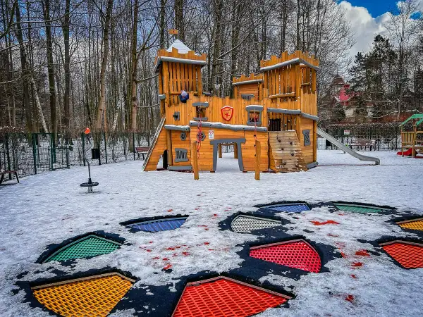 Drewniany zamek i kolorowe trampoliny w śniegu – to jedne z wielu atrakcji w Kudowie Zdroju.