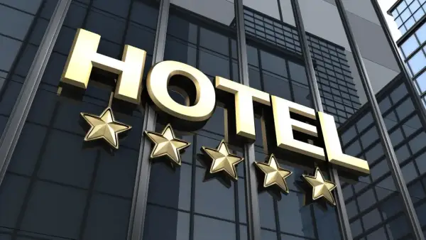 Złote gwiazdki w hotelach symbolizują luksus i wysoki standard. Pięć gwiazdek oznacza najlepsze hotele.