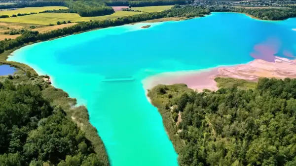Turkusowe jezioro i różowe plaże tworzą krajobraz jak z Malediwów w Polsce. Otoczone zielenią, zachwyca nietypową urodą.