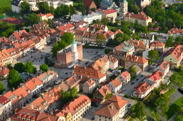 Sandomierz z lotu ptaka: Rynek, ratusz i urokliwe kamienice. Zobacz, co można zwiedzić w Sandomierzu!