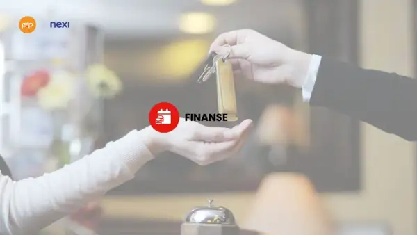 Przekazanie kluczy do pokoju hotelowego. W tle logo Nexi i napis "FINANSE", sugerujący usługi uzupełniające w hotelu.