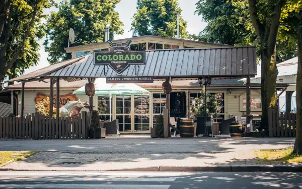 Colorado Steakhouse – świetne miejsce, gdzie zjeść w Szczecinie. Wystrój w stylu western, z koniem i beczkami.