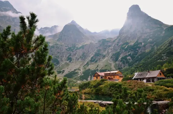 Tatry Słowackie gdzie nocować? Dwa schroniska nad jeziorem, otoczone zielenią i majestatycznymi szczytami.